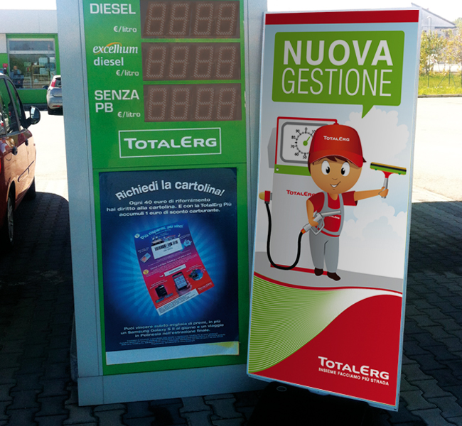 I cartelli TotalErg “nuova gestione” si vestono di simpatia.